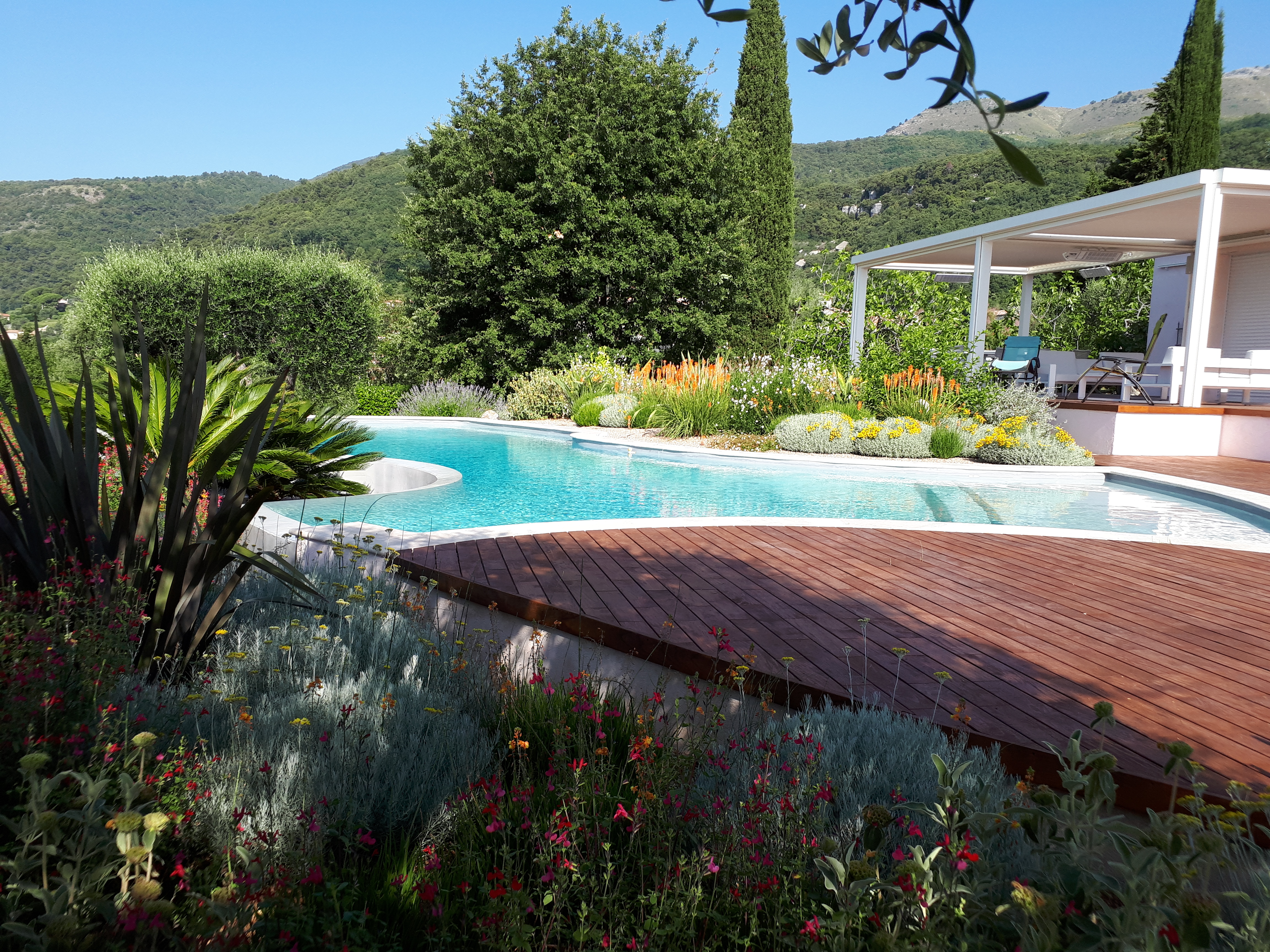 Jardin méditerranéen avec piscine et terrasse bois conçu par paysagiste conseil